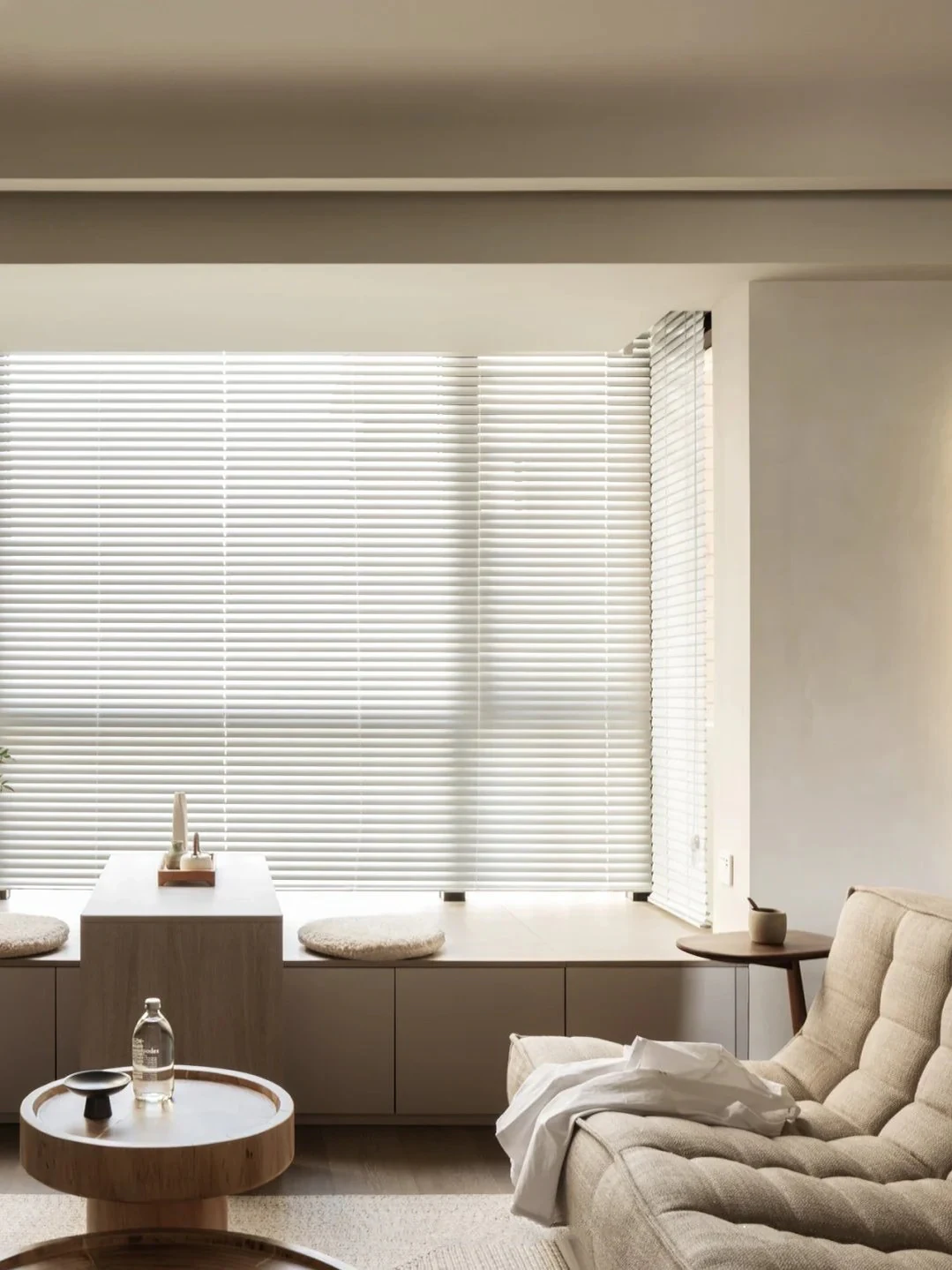 Jalousie als Sonnenschutz am Wohnzimmerfenster