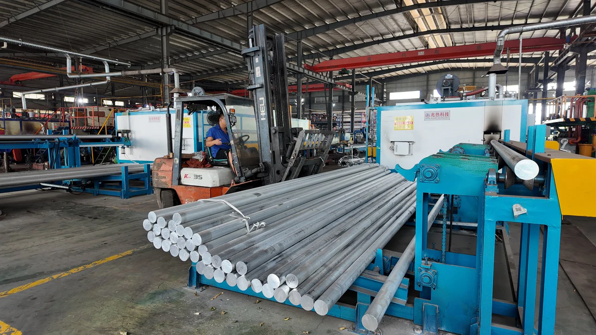Aluminium-Rundmaterial und Handhabungsgeräte im Werk