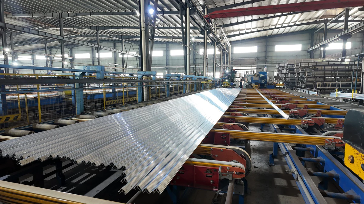 Lange Aluminiumprofile auf Produktionsrollen