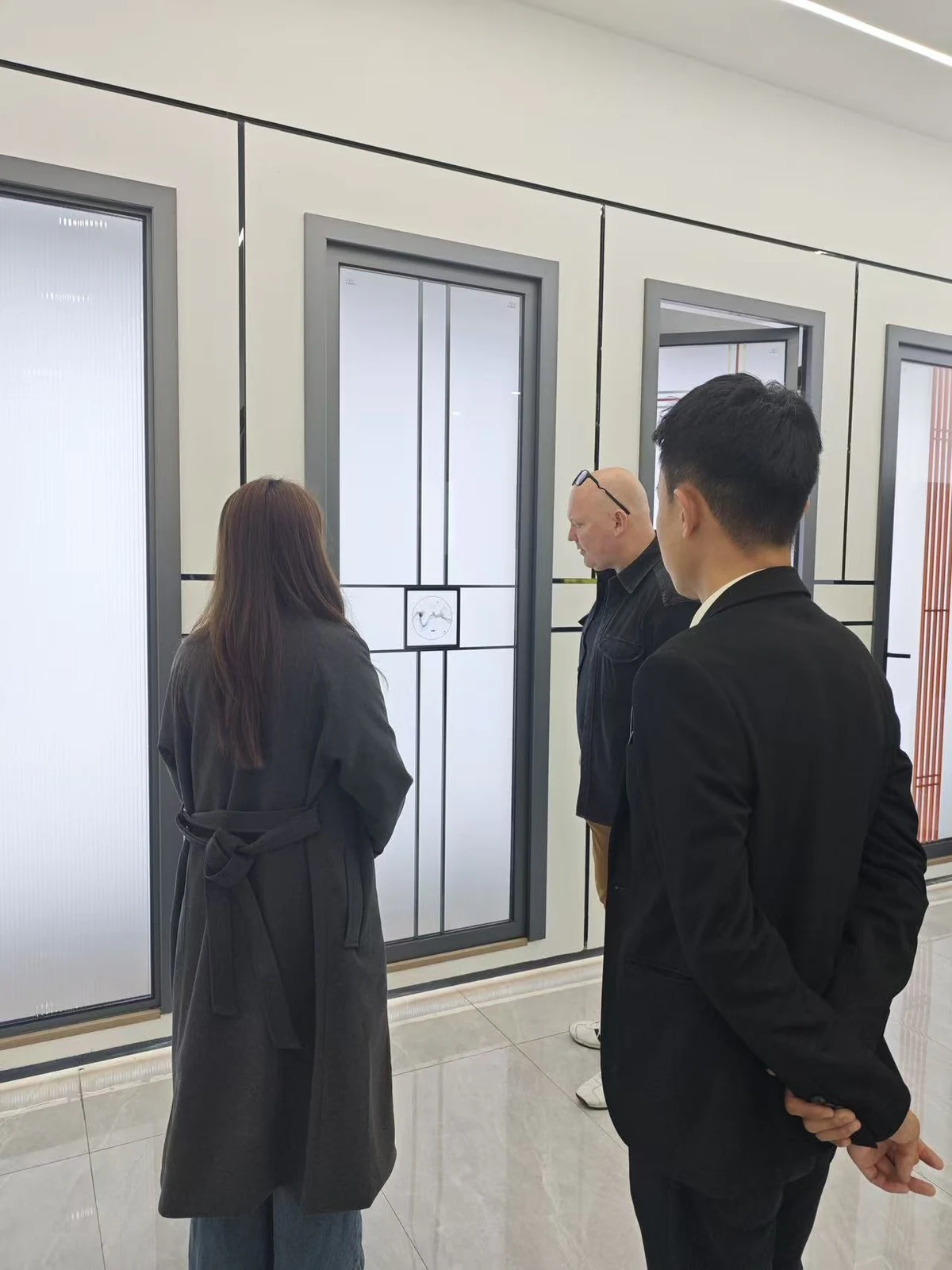 Besucher besprechen ein montiertes Fenster in der Guantian-Ausstellung