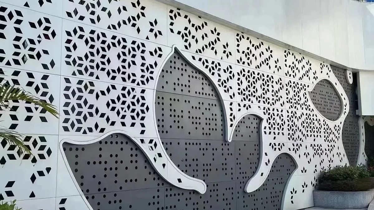 Dekorfassade mit geometrisch gelochten Metallpaneelen