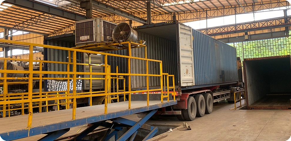 Verladeplattform neben einem offenen Frachtcontainer