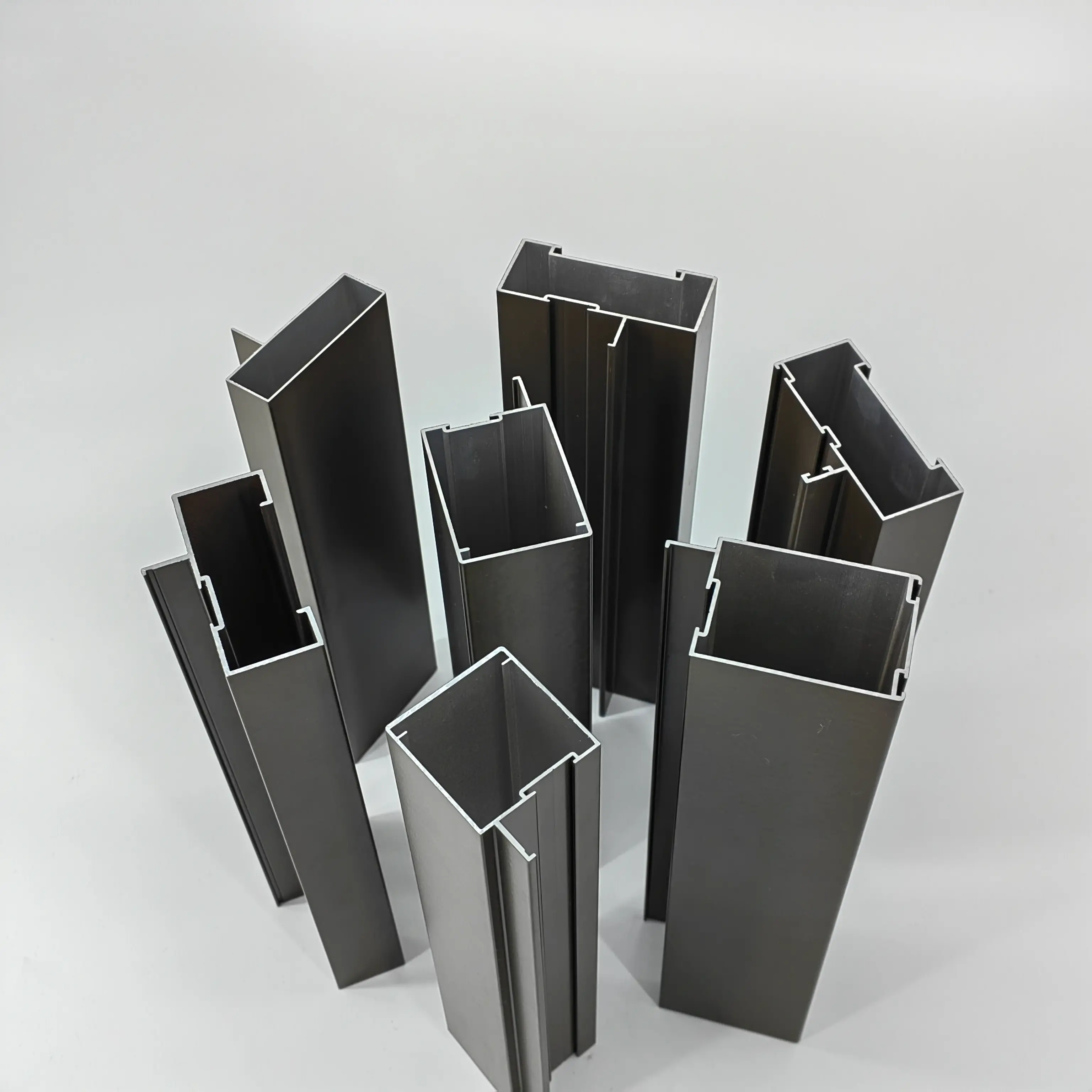 Aluminiumprofilmuster mit Hohlquerschnitten und verschiedenen Querschnittsformen